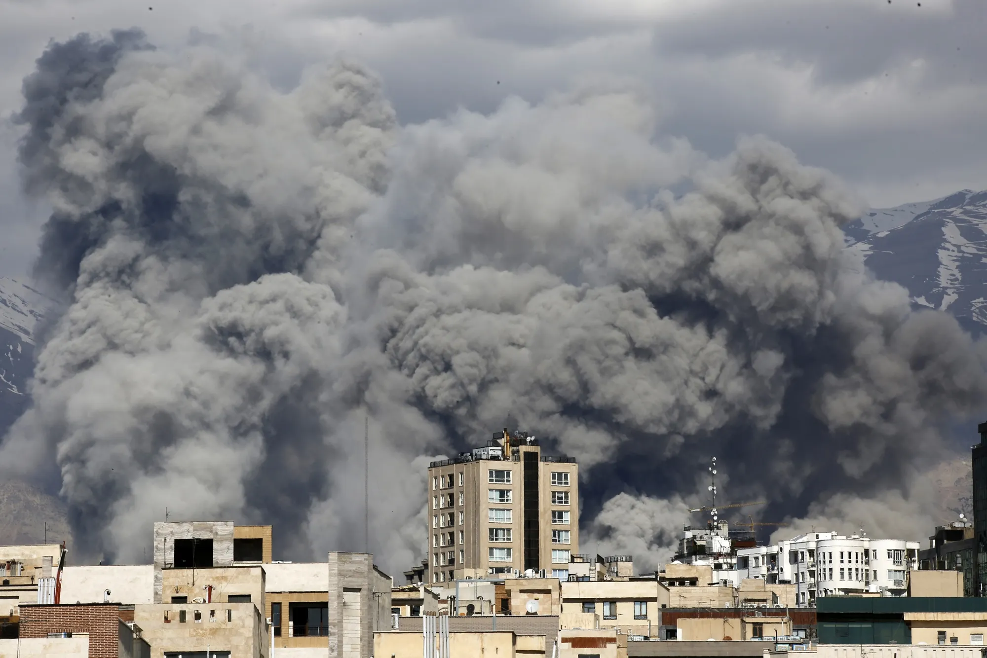 テヘランで発生した爆発の後、煙が立ち上る（3月1日）