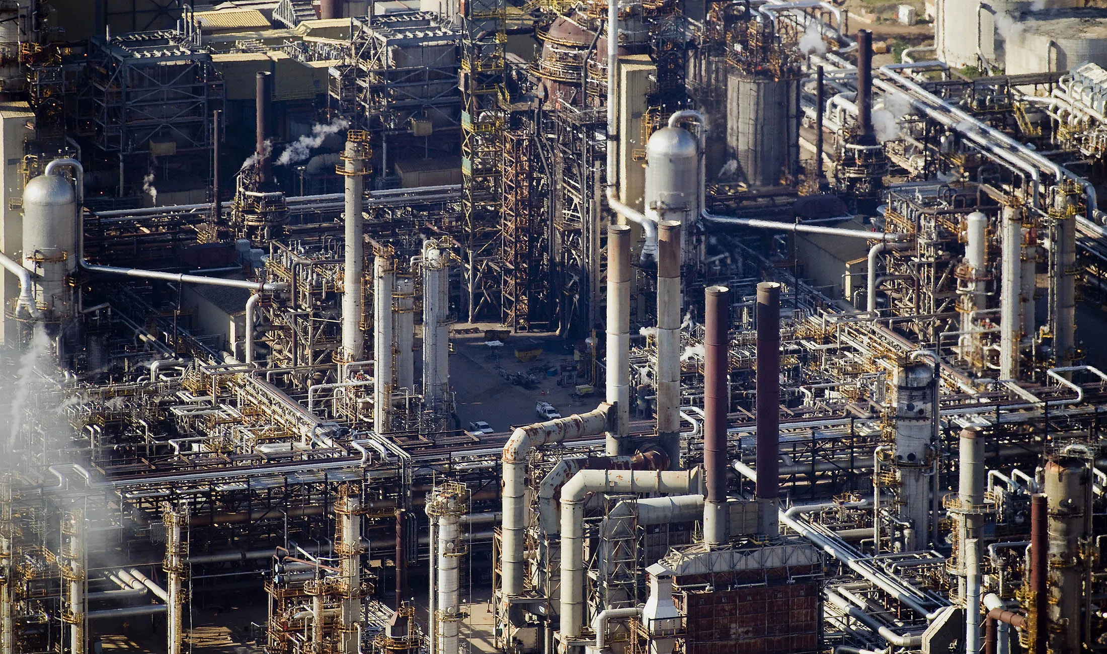 1487811527_oil refinery