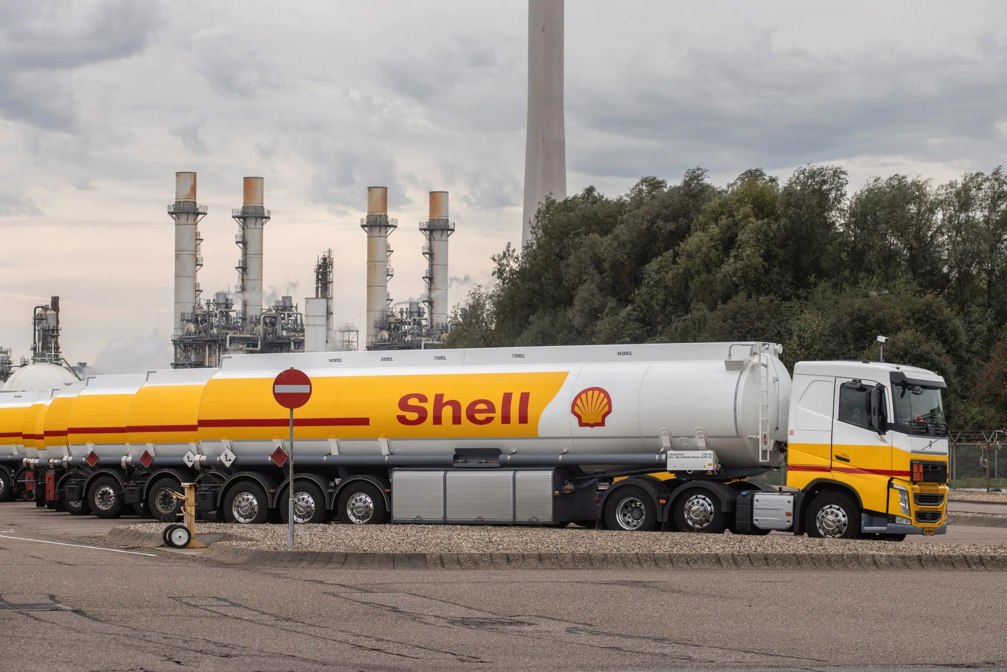 Shell Posts Record First-Quarter Profit on Boost From Gas Unit - Bloomberg