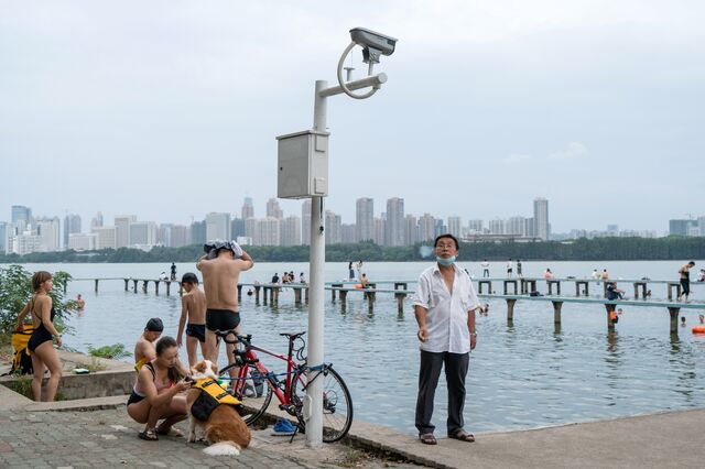 Swimmers enjoy a weekend dip at Donghu Lake in Wuhan.