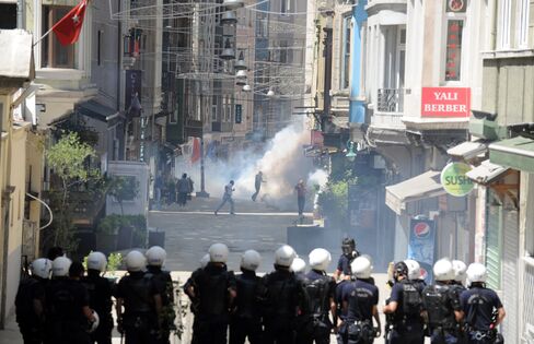 Turkish Protesters Reoccupy Istanbul Park as Police Withdraw