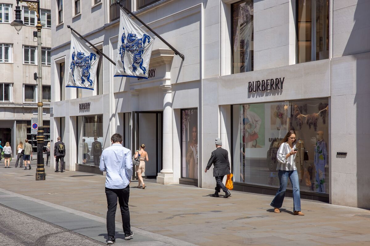 🟪"Burberry: Tagli di 1.700 posti di lavoro nel tentativo di rispondere a un calo delle vendite"
