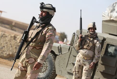 Iraqi Soldiers Stand in Ein Tamer