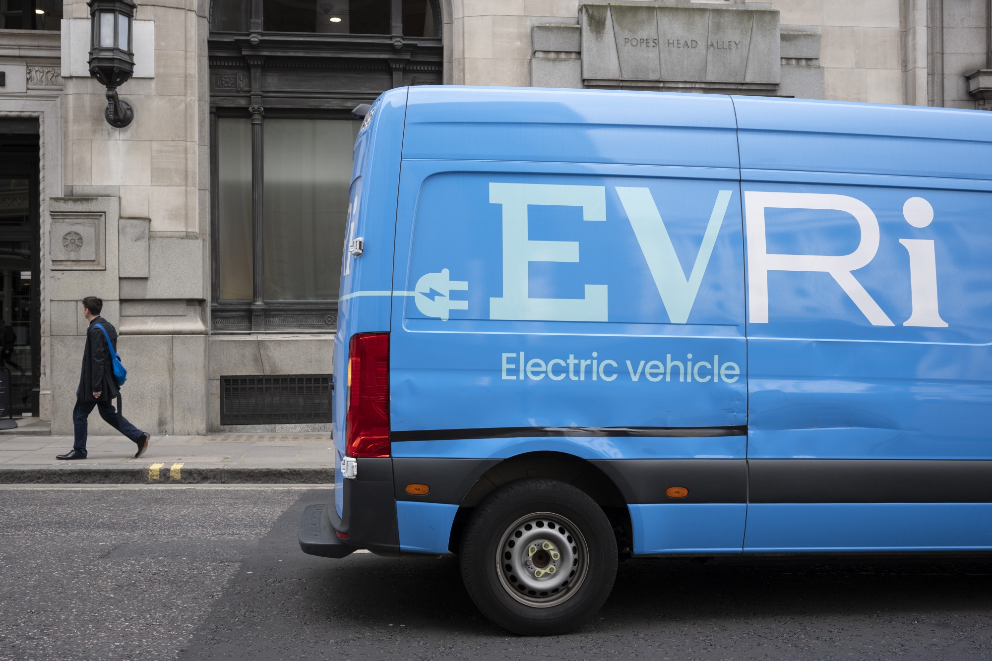 Apollo to Buy Evri From Rival Advent in Latest UK Parcels Deal - Bloomberg