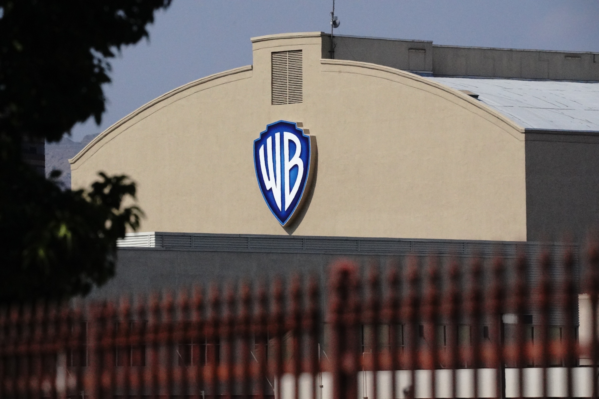 Warner Bros. Discovery, Inc. логотип.