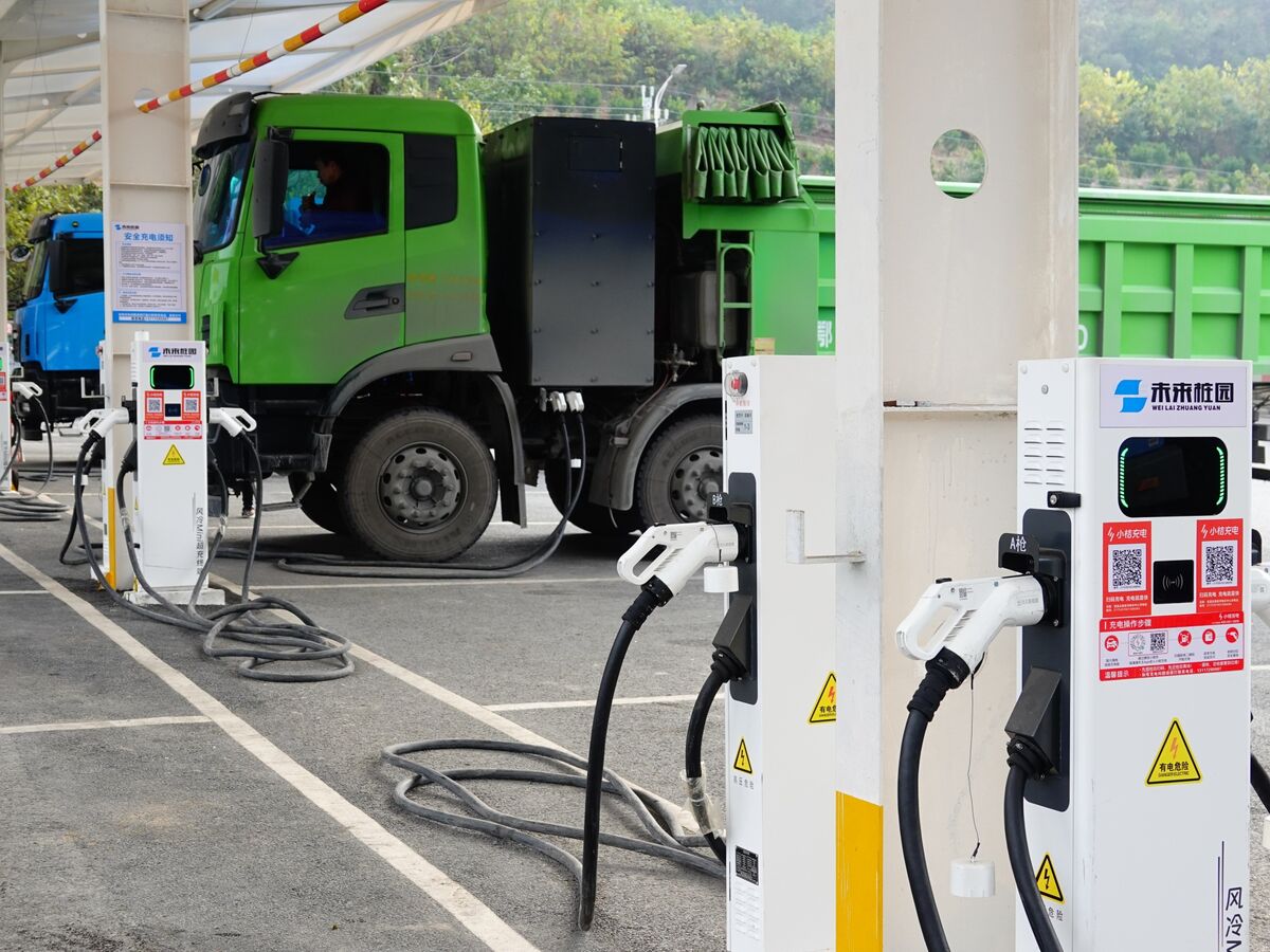 China’s Electric Truck Boom Poses New Threat to Demand for Gas - Bloomberg