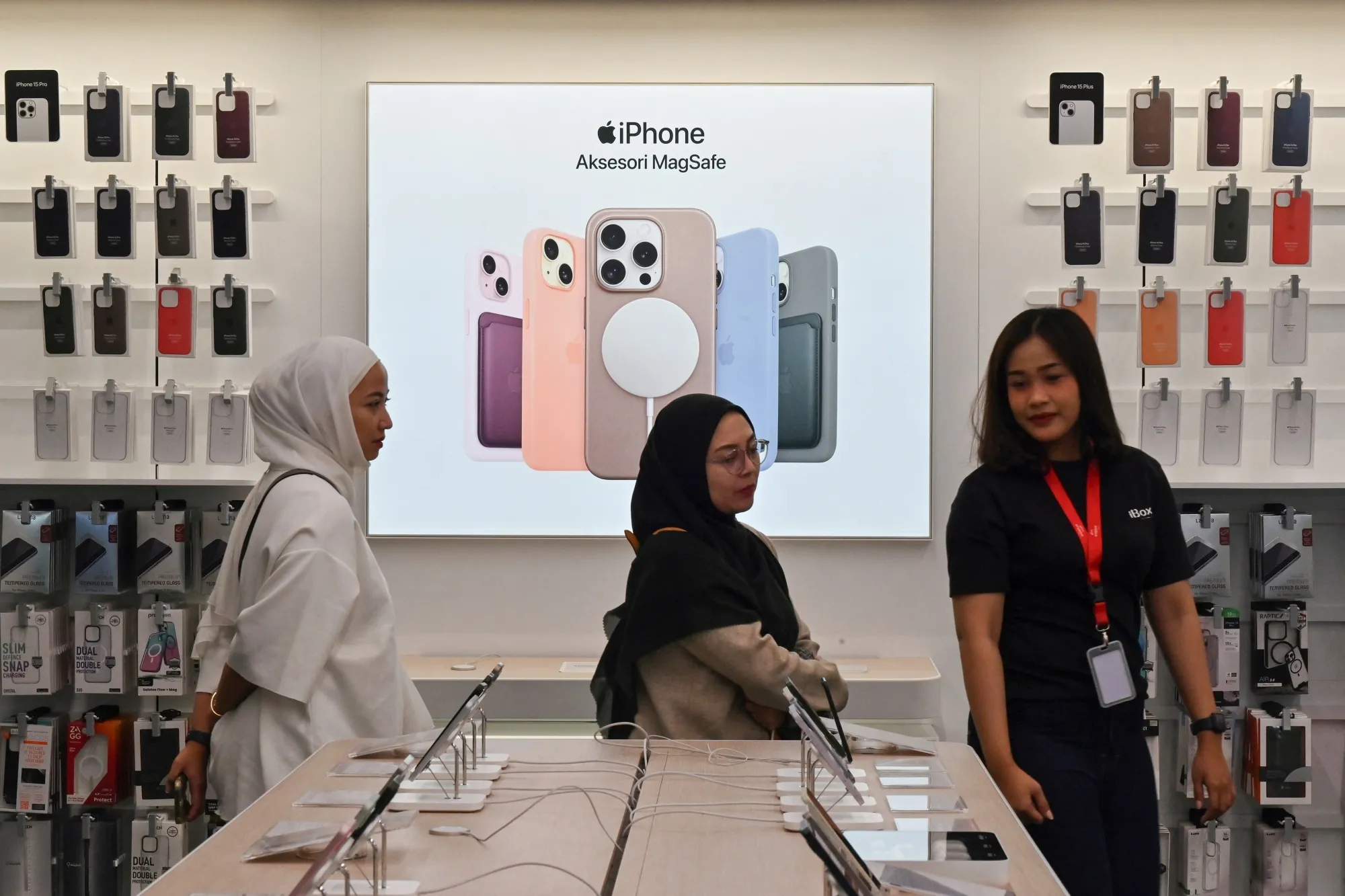 According to the Indonesian government, Apple has only invested 1.5 trillion rupiah ($95 million) in the nation via developer academies, falling short of its commitment of 1.7 trillion rupiah.&nbsp;