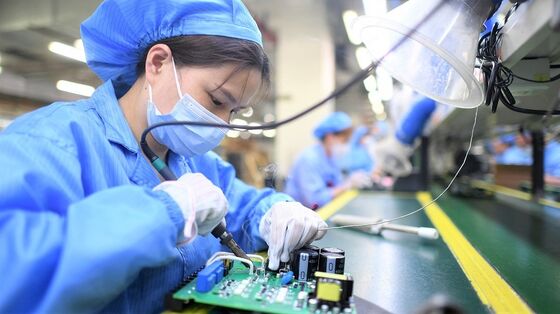 China Joblessness Climbs, Spending Drops on Covid Lockdowns