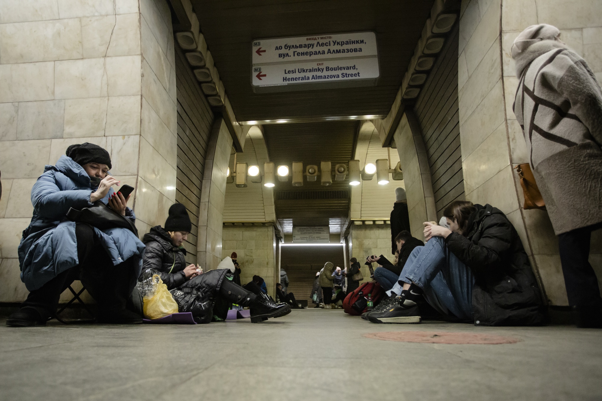 Кияни ховалися в метро під час ракетного обстрілу