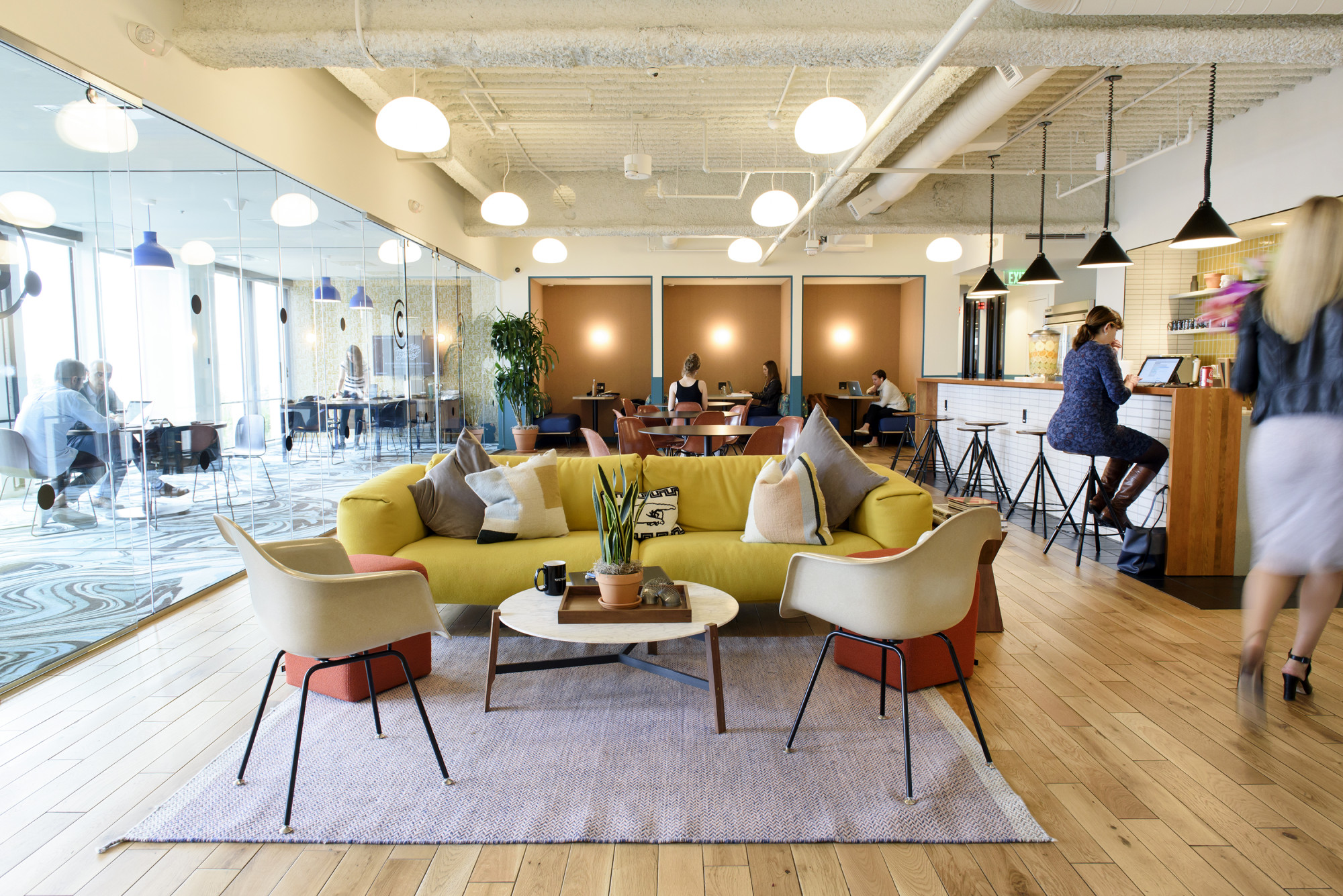 We work. WEWORK Москва. WEWORK, Москва, улица большая Якиманка. Офисы WEWORK. We work интерьеры.