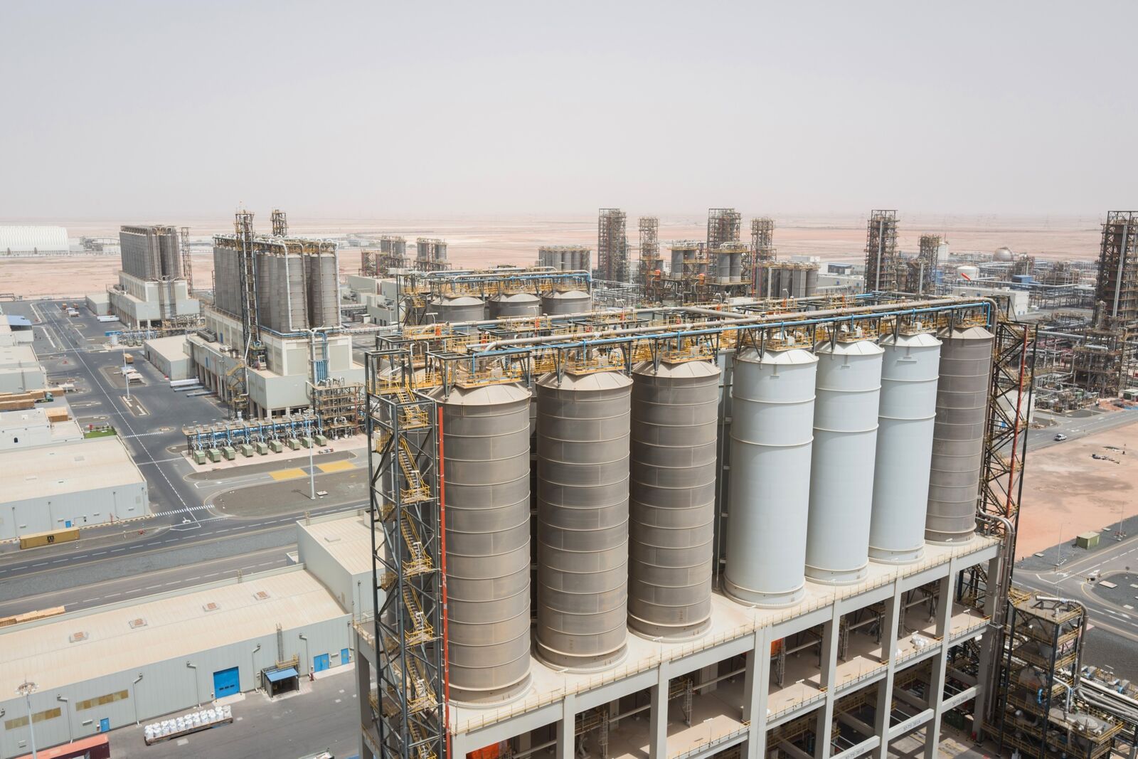 Az Abu Dhabi National Oil Co. központja és a Ruwais-i finomító