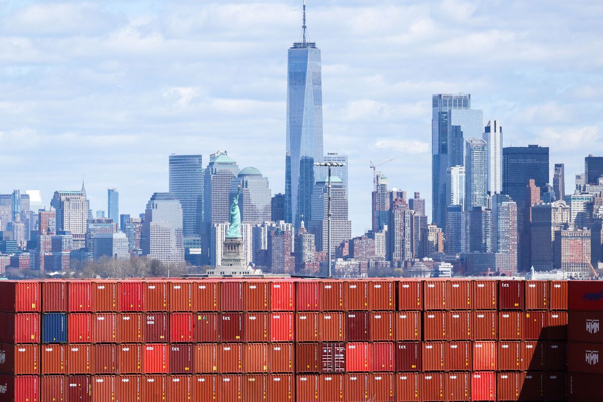 FOMC Minutes Highlight Policy Outlook, Dollar Strength