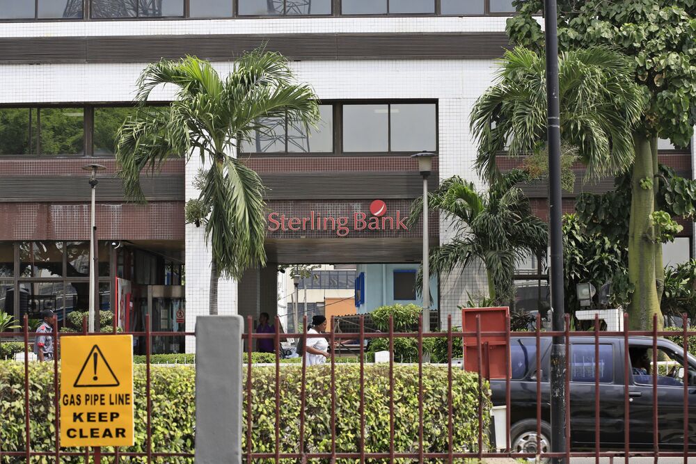 Sterling Bank Revives Bond Plan As Nigerian Rates Ease Bloomberg Pedestrians P Sterling Towers Headquarters Of Bank Plc In Lagos