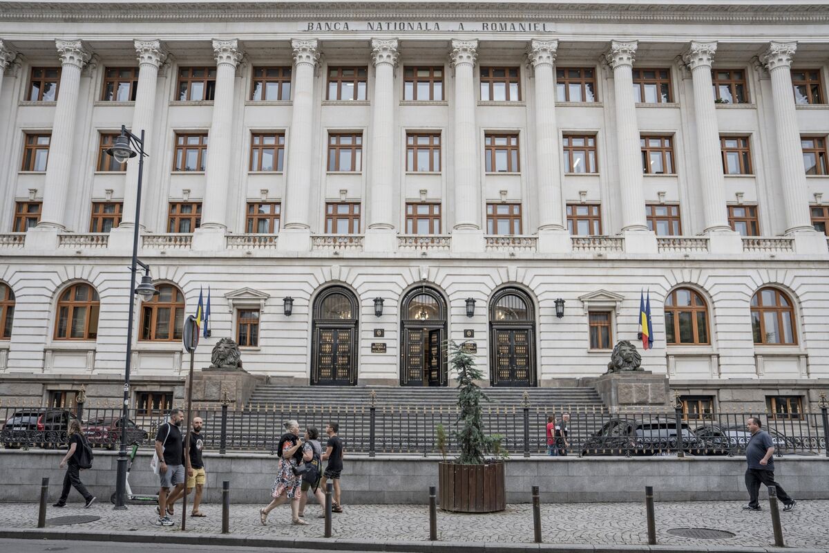 Romania Keeps EU’s Highest Rates With Inflation Stuck Above 10%