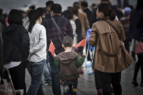 中国国旗を持った少年(北京市内)
