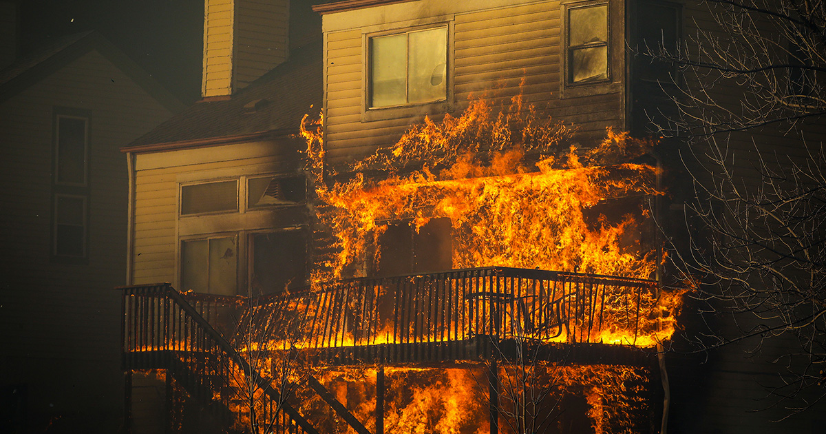 Fire sweep through a furniture. Соседи возле горящего дома в Ирландии. Louisville Colorado