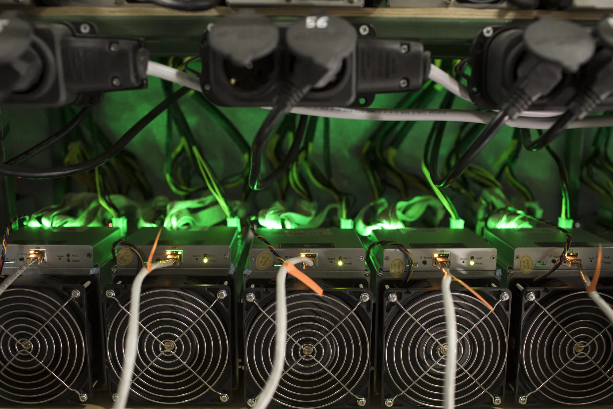 仮想通貨が再び急落、ビットコインは約１年ぶりに5000ドル割り込む - Bloomberg