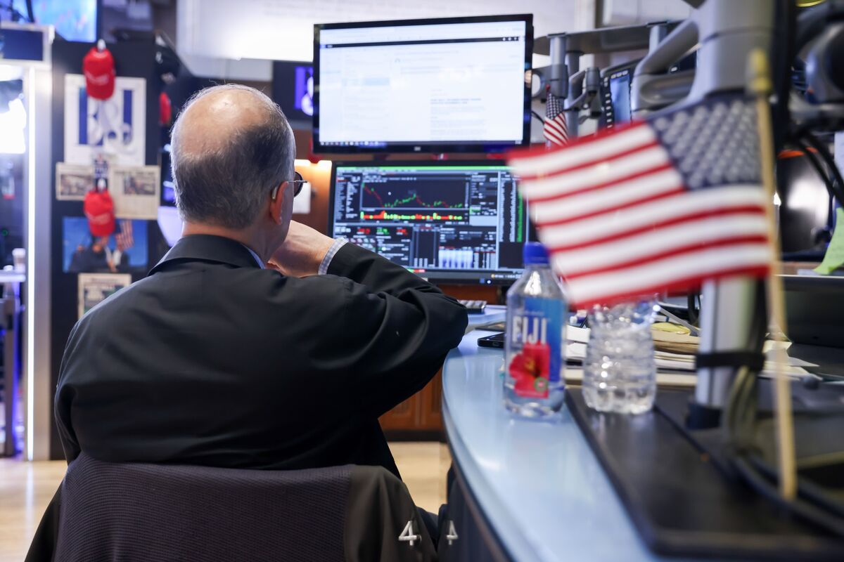 Oil Holds Gains, US Futures Slip on War Confusion: Markets Wrap