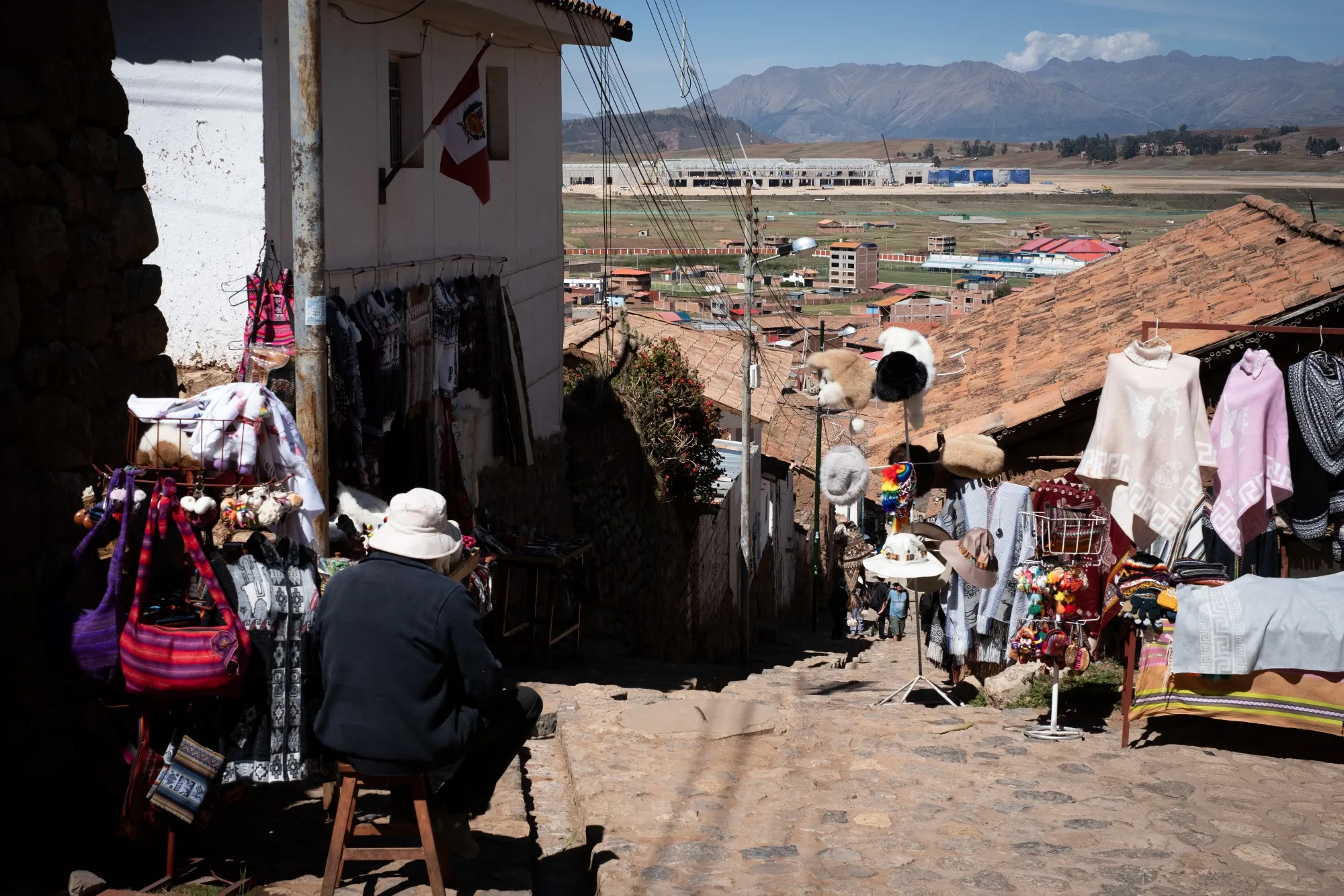 Construcción del Aeropuerto Internacional de Chinchero, pasando por los vendedores ambulantes de Cusco, Perú, el 20 de noviembre de 2025.