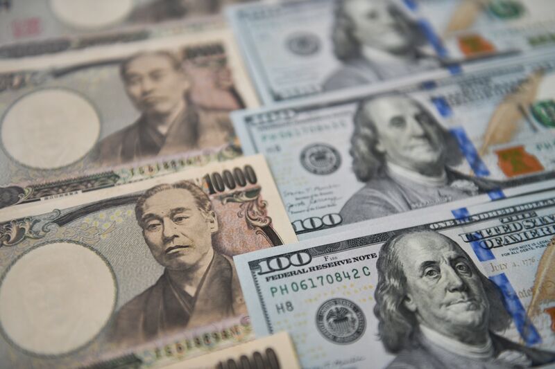 Japanese and US Banknotes Amid Pressure on Yen 