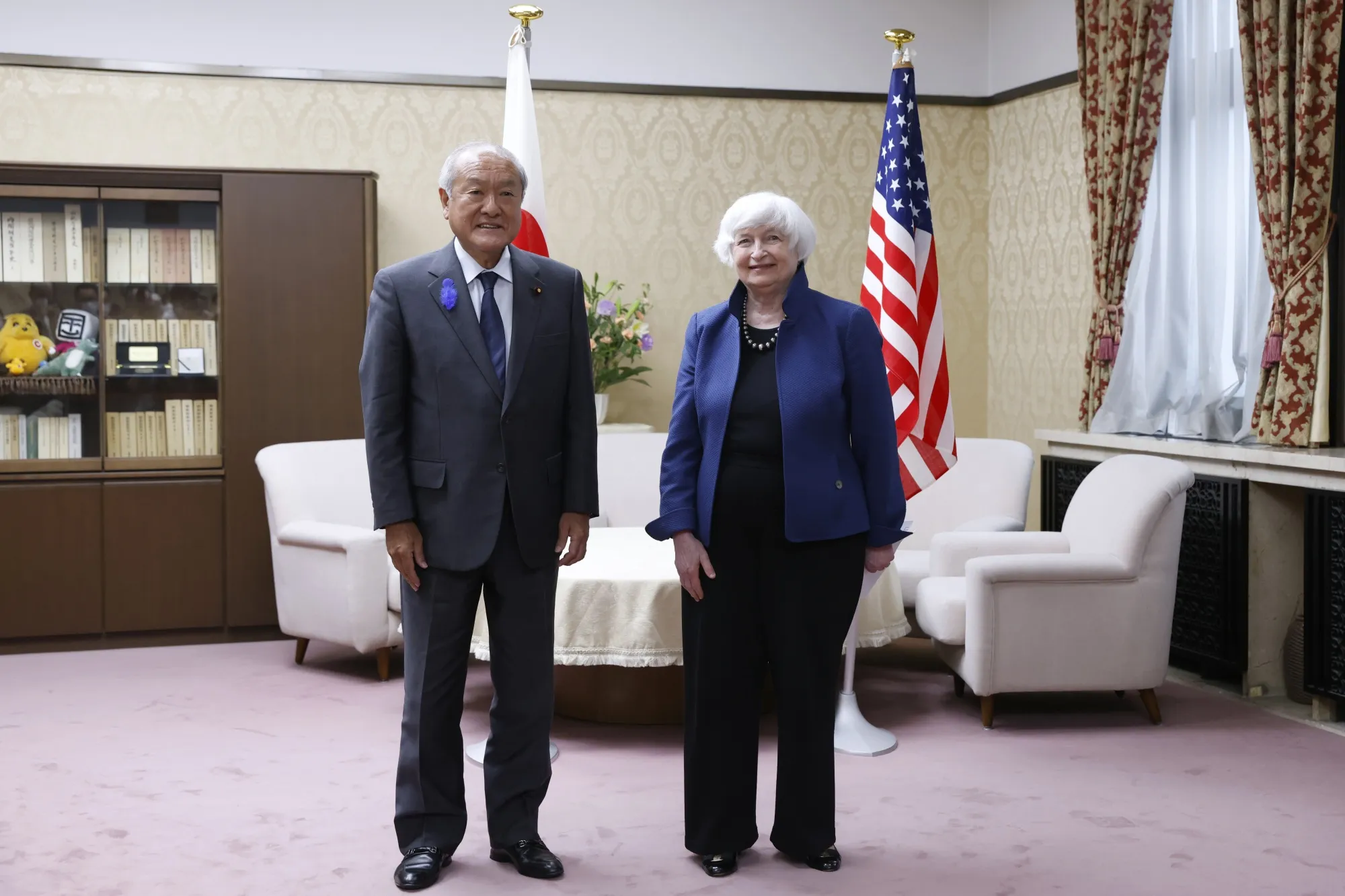 Janet Yellen meets with Shunichi Suzuki, Japan's finance minister,&nbsp;in Tokyo on July 12.