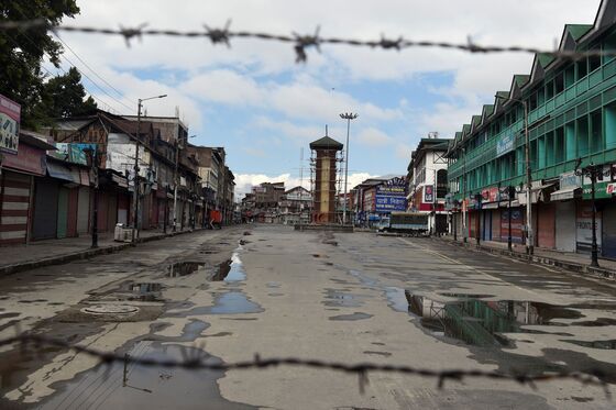 India Keeps Kashmir in Lockdown as Anger Grows Across the Valley