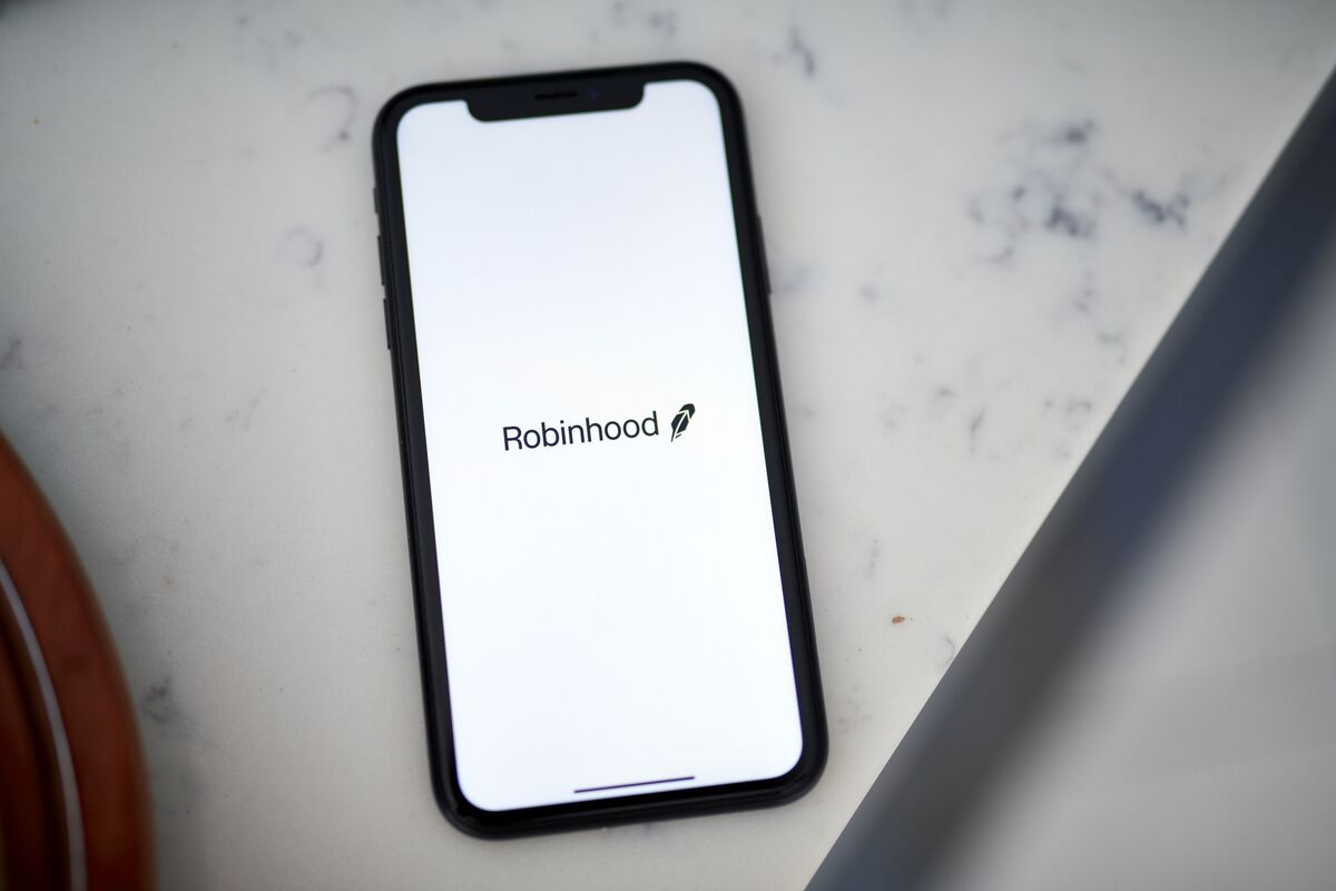 Robinhood partners with Kalshi to launch a prediction
markets hub in the US for retail traders, starting with bets on the
federal funds rate and March Madness (Paige
Smith/Bloomberg)​ 
