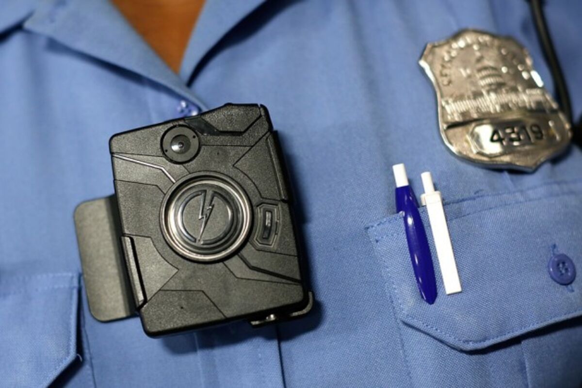 how-one-guy-can-wreak-havoc-on-plans-for-police-body-cameras-bloomberg