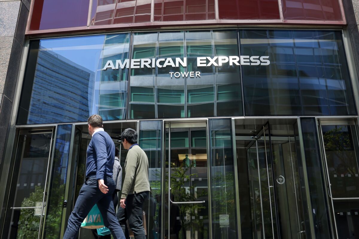 Amex Lifts Revenue Forecast, Shares Slide on Profit Stance