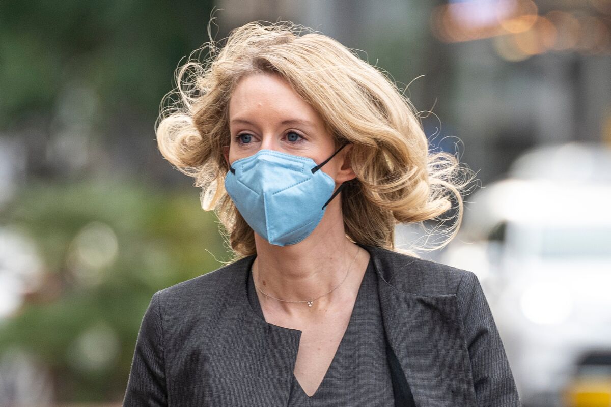 Elizabeth Holmes Urges Judge to Overturn Verdict and Acquit Her thumbnail