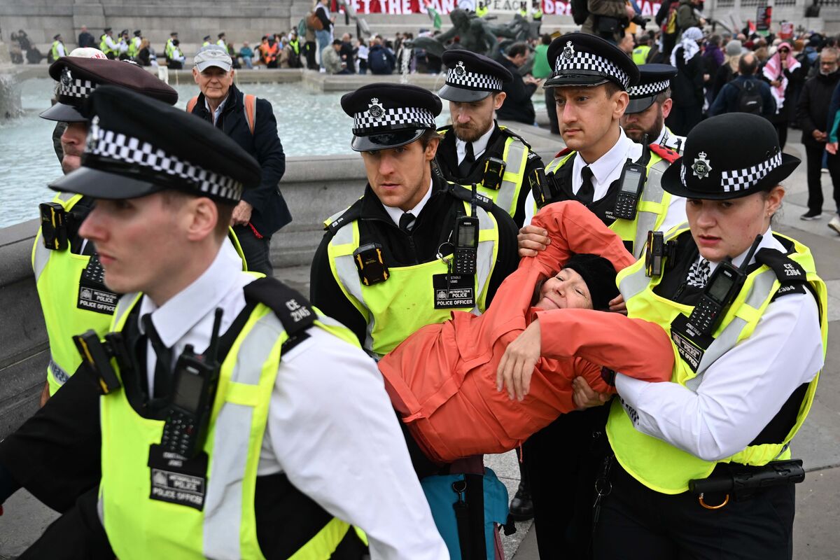UK to Introduce Limits on Protests After Synagogue Attack