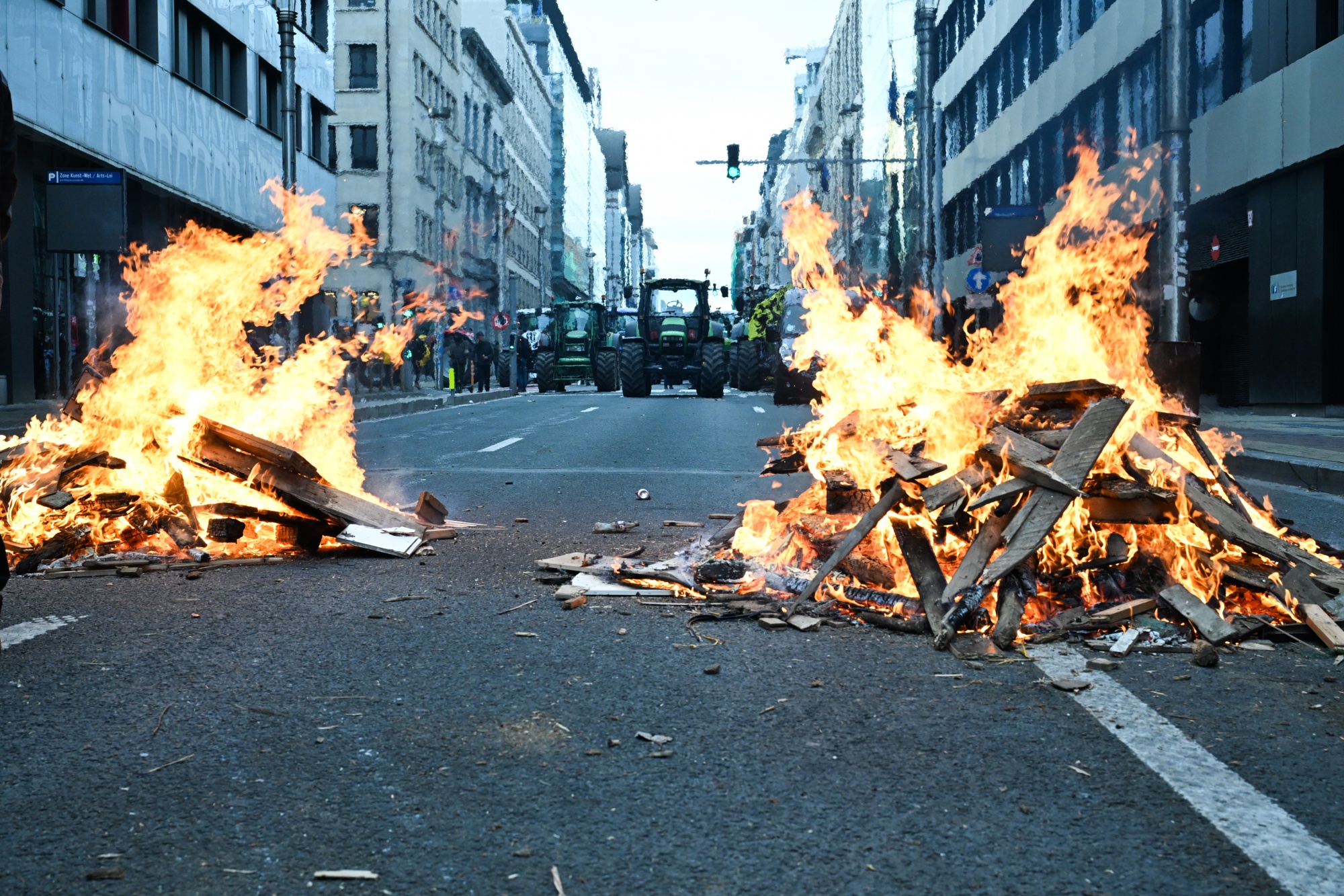 Farmers protest the Mercosur deal in Brussels, Belgium, on Thursday, Dec. 18, 2025. The Mercosur accord is an attempt to create an integrated market of 780 million consumers, providing a boost to the EU's embattled manufacturing sector and giving Europe easier access to Mercosur's vast agricultural industry. Photographer: Wiktor Dabkowski/Bloomberg