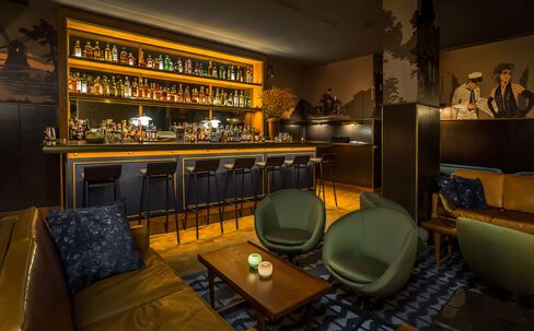 No view or flashy mixologists at Smyth—just a smart modern option.