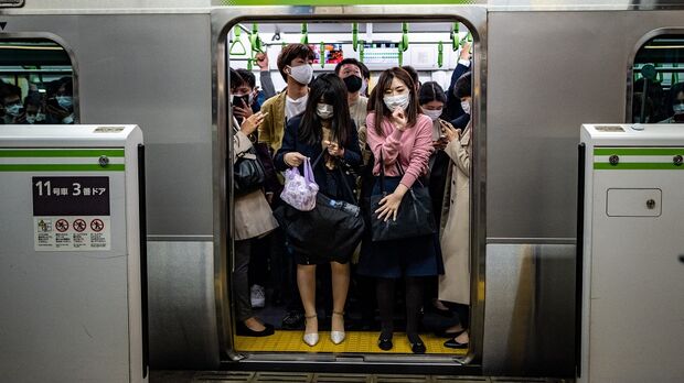 Bloomberg　Japan's　Raising　in　Fears　Economy　Double-Dip　Shrinks　Emergency,