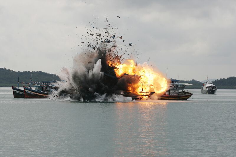 TNI AL tenggelamkan 6 kapal penangkap ikan asing di Batam. Foto: Sijori Images/Barcroft Media via Getty Images