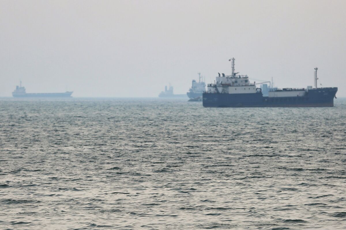 Trump Says US to Start Guiding Trapped Ships Through Hormuz