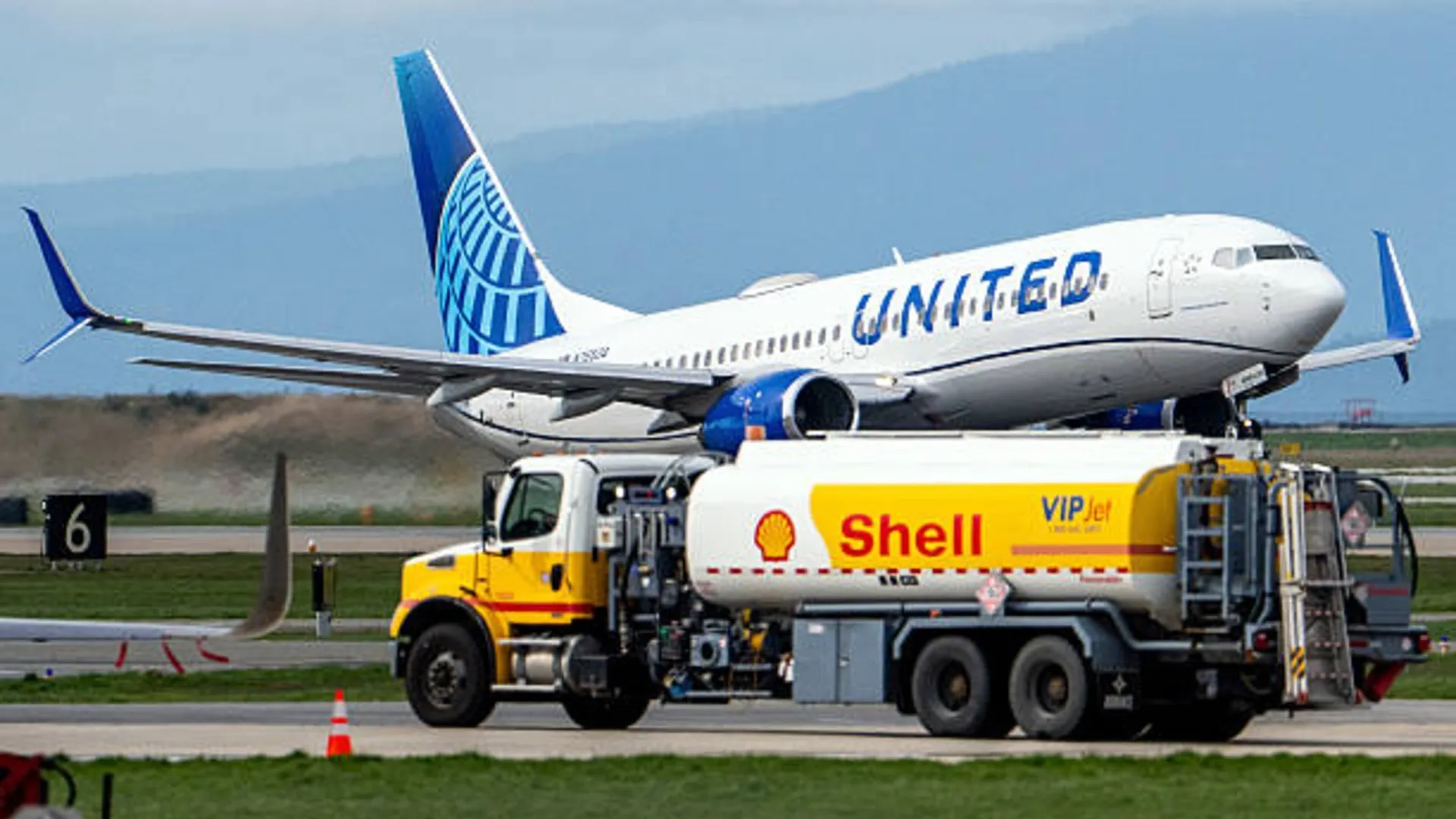 Watch Jet Fuel Surcharges Will Get Worse, Hochstein Says - Bloomberg