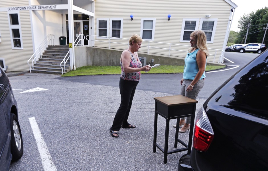 A Craigslist transaction underway at a &quot;safe trade zone&quot; in front of a Georgetown, Massachusetts police station.