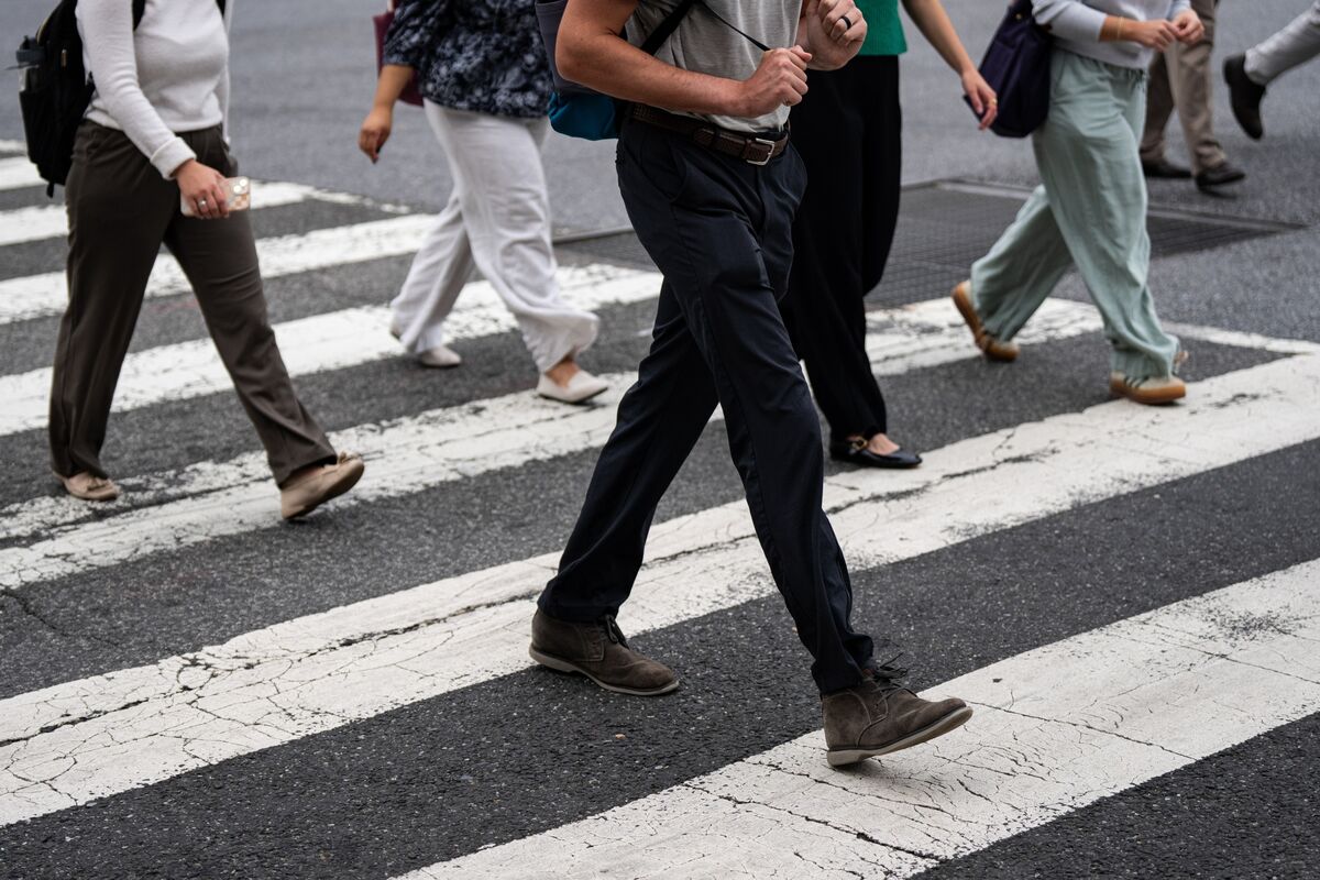 US Consumer Confidence Falls to Five-Month Low on Job Market