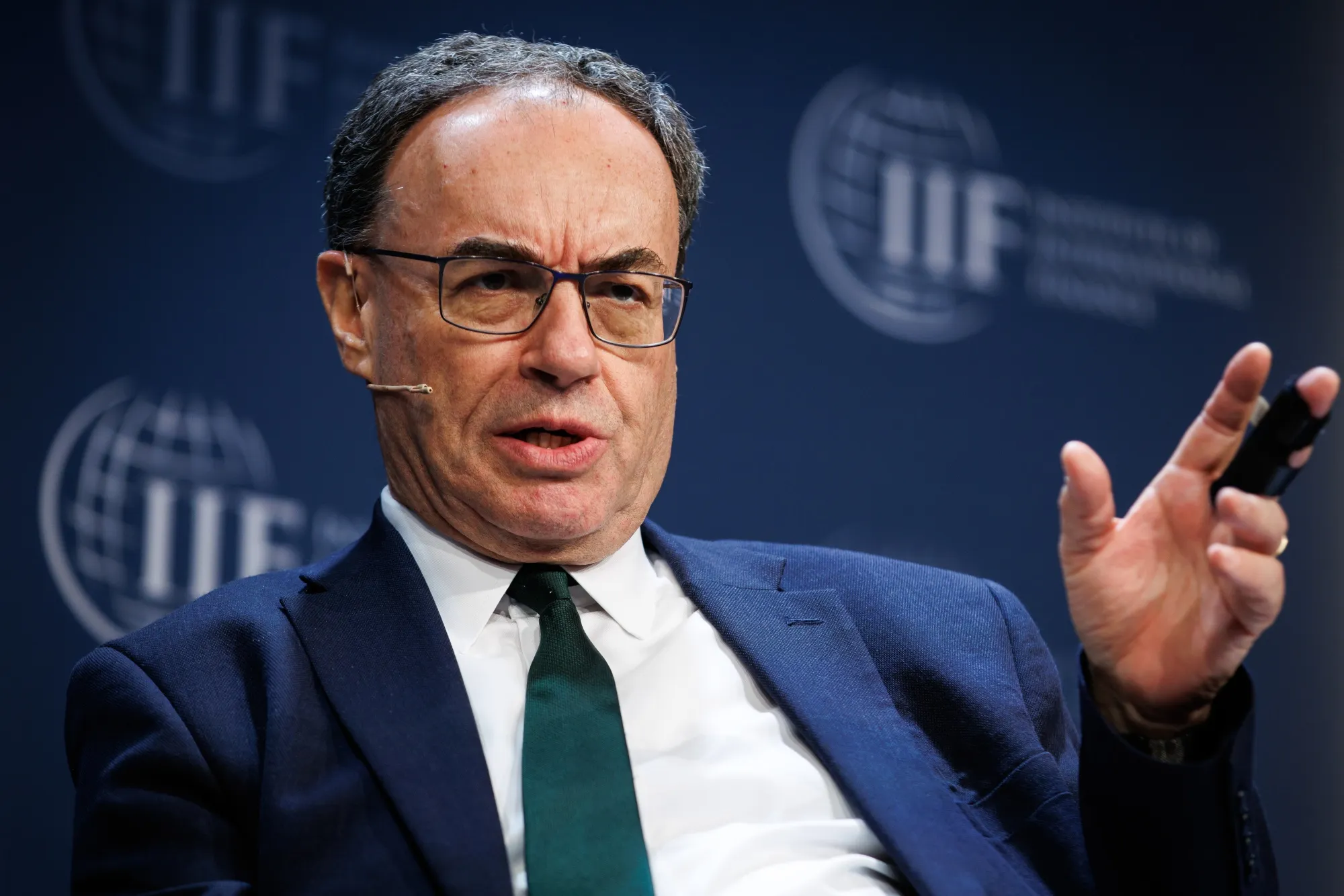 UK Targets End-2026 for Stablecoin Rules to Keep Pace With US - Bloomberg