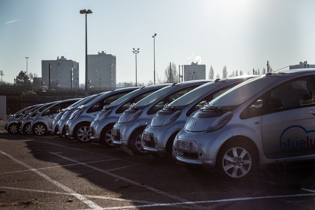 bloomberg.com - Monica Raymunt - European Auto Sales Fall Even as EV Demand Cushions the Drop