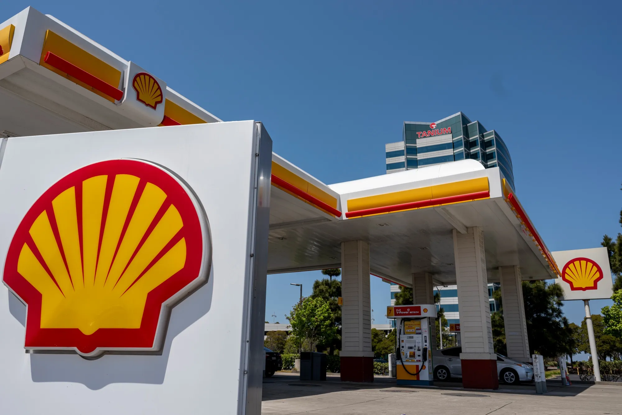 Oil Giant Shell Starts More Shareholder Returns Despite Oil Price Drop ...