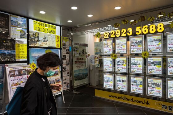 Hong Kong Home Sellers Cut Asking Prices as Covid Curbs Tighten