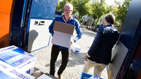 Jan Roos at parliament with the petition
