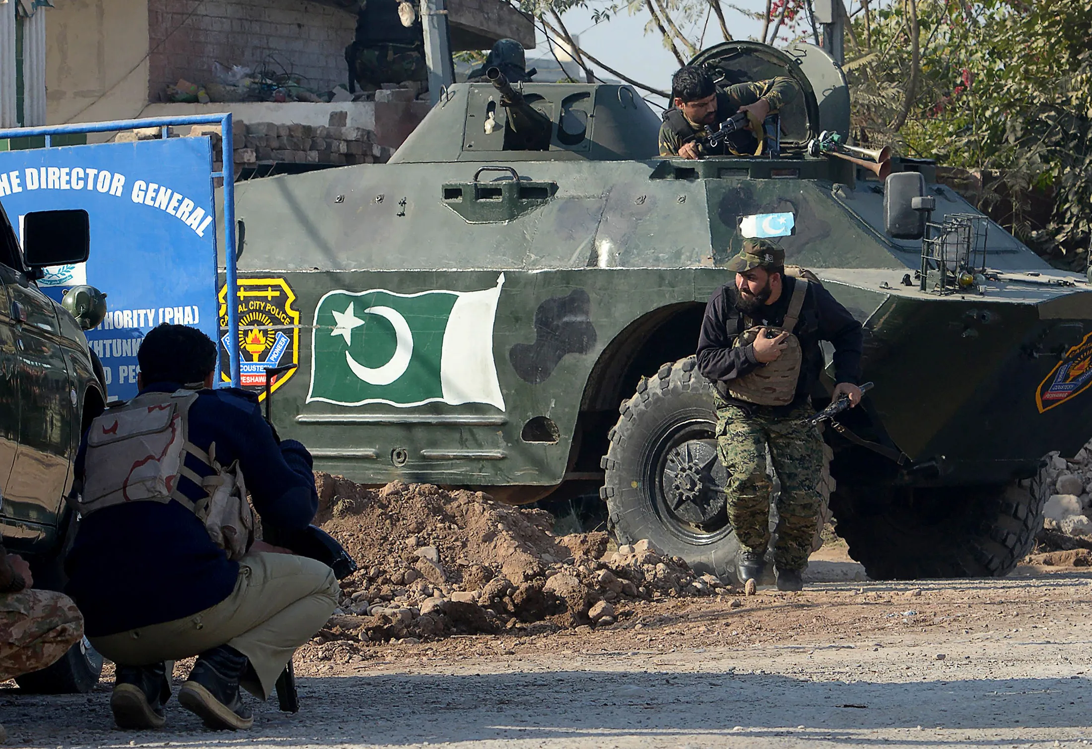 Pakistani security personnel take position&nbsp;after an attack in Peshawar on Dec.&nbsp;1, 2017.&nbsp;