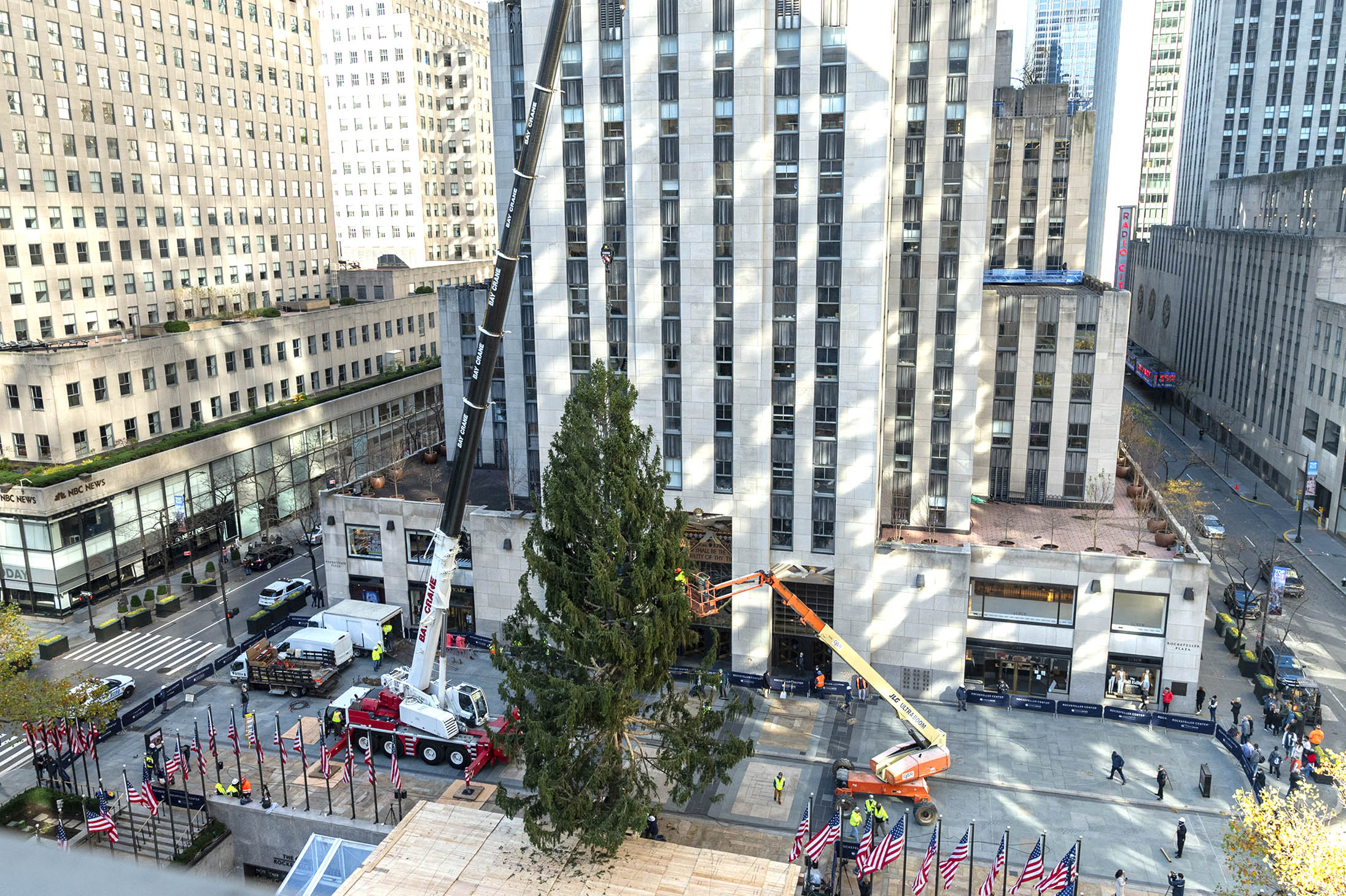 Nyc Covid Positive Rate Hits 4 Rockefeller Tree Visits Limited Bloomberg