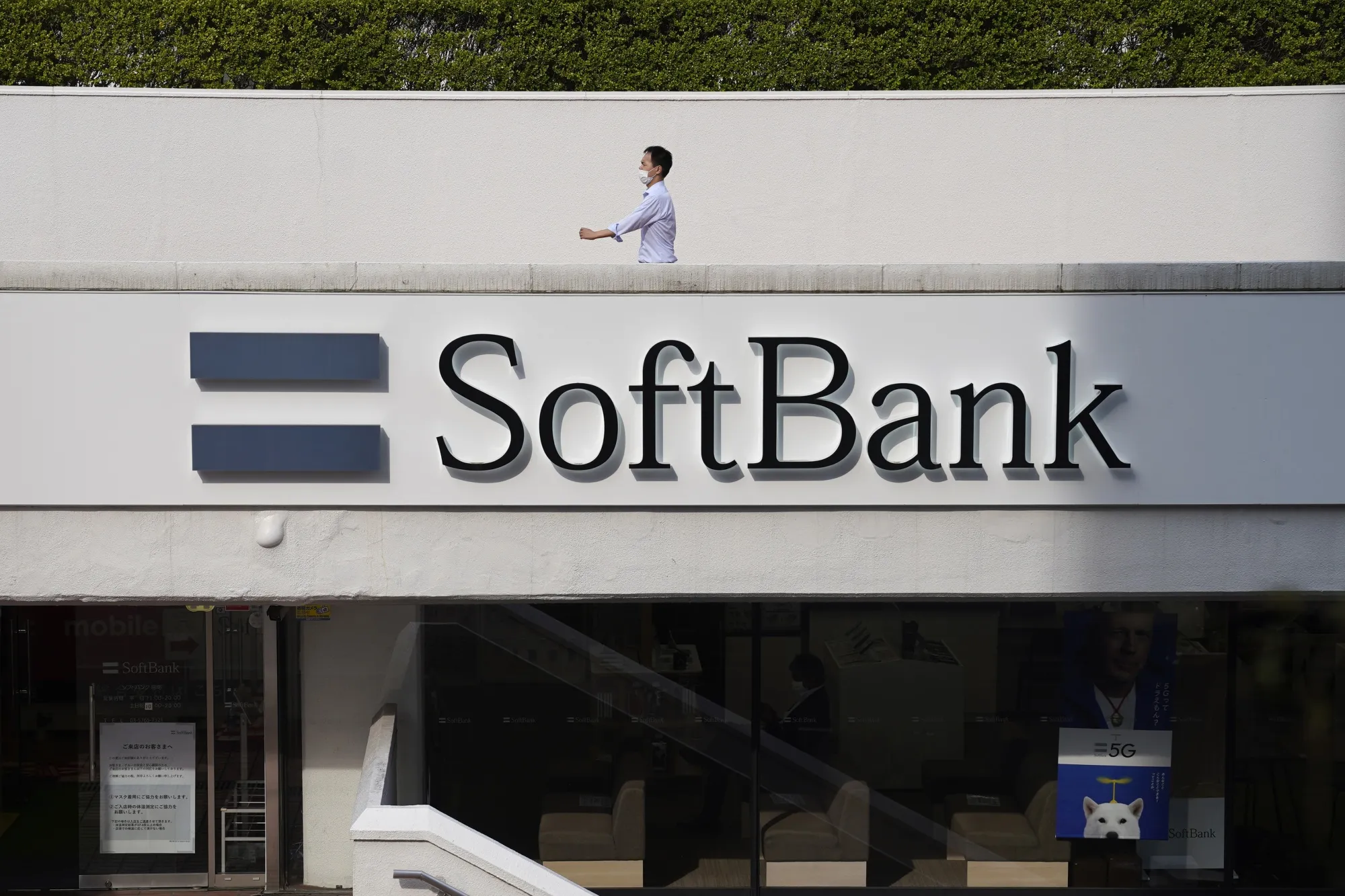 SoftBank Stores As Group Poised to Return to Profit After Big Losses