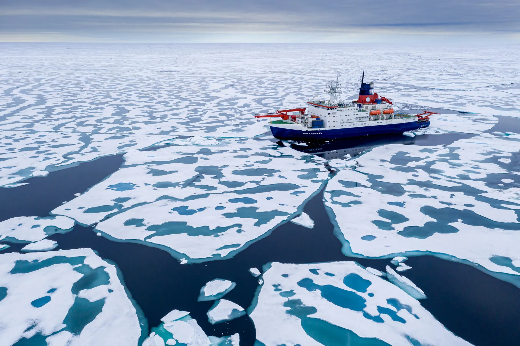 Heading for the new MOSAiC ice floe, Polarstern takes the shortest way to the area of interest: via the North Pole. On tghe way north, the sea ice is surprisingly weak, has lots of melt ponds, and Polarstern is able to easily break it. Alfred-Wegener-Institut, Helmhol
