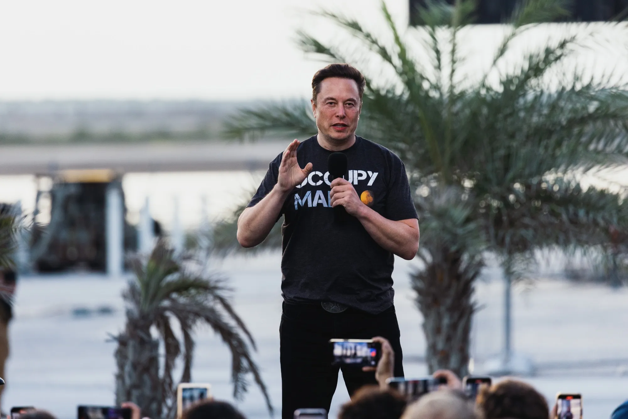 マスク氏、28日までにツイッター買収完了と銀行団に明言－関係者
