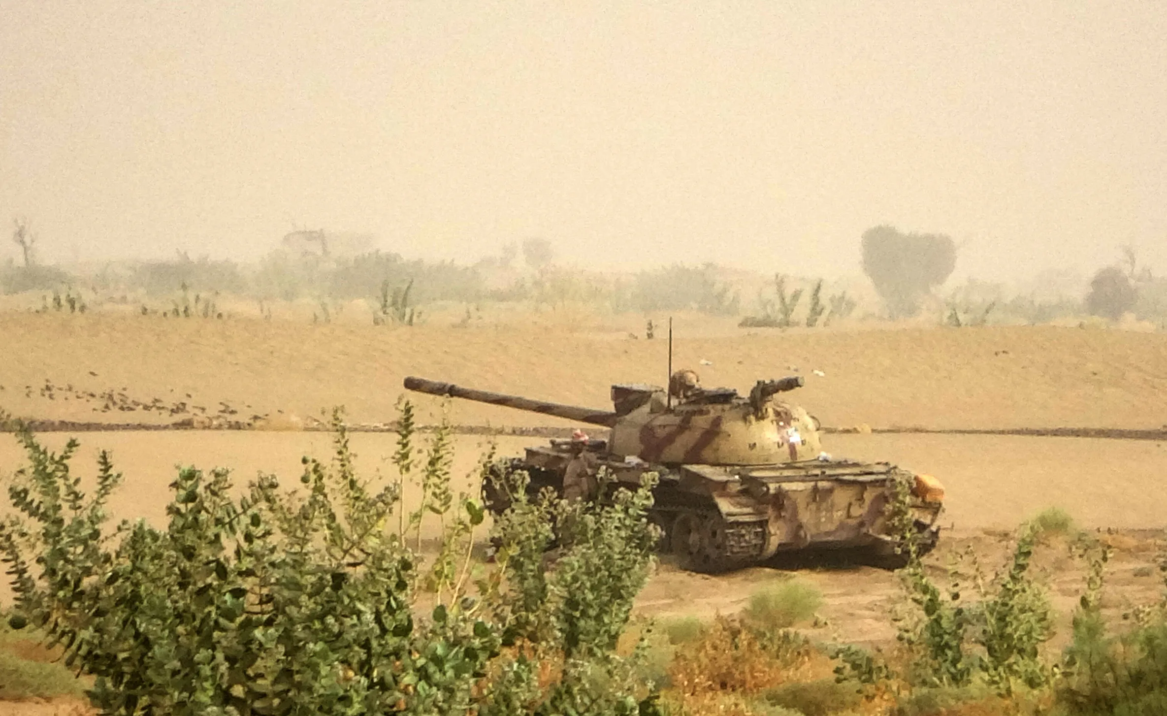 A tank belonging to the Saudi-backed Yemeni government tank.